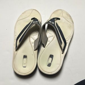 Oakley Men’s Flip Flops Size 13 white and black